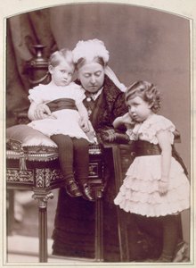 La reine Victoria avec deux de ses petits-enfants, avril 1886