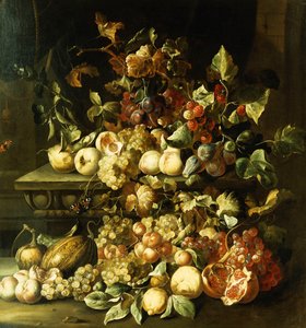 Raisins, figues, framboises et autres fruits sur un rebord en pierre