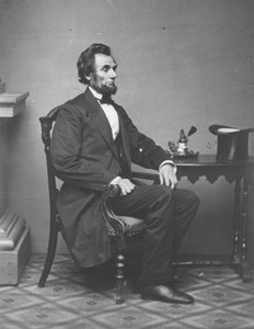 Abraham Lincoln, portrait en pied, assis, 1861 - Alexander Gardner