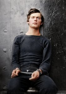 Lewis Powell avec des fers aux poignets à bord de l