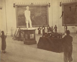 [Thaddeus Stevens en état dans la rotonde du Capitole à Washington], 1867 - Alexander Gardner