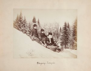 Trois lugeurs sur une colline enneigée - Alexander Henderson