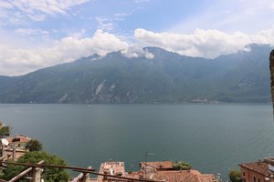Les montagnes et le lac