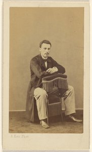 [Homme moustachu, assis, avec l