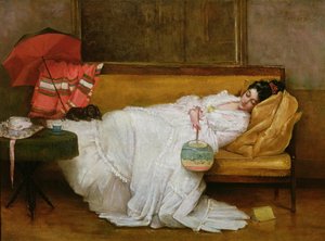 Fille en robe blanche reposant sur un canapé