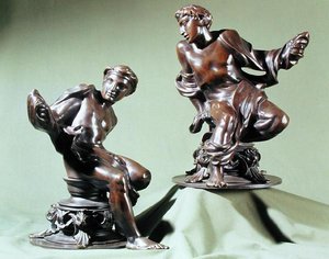 Paire de nus masculins classiques, conçus comme ornements de cheminée