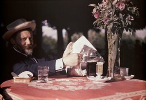 Frank Eugene assis à une table