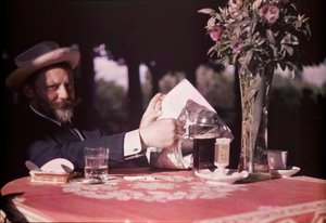 Frank Eugene assis à table