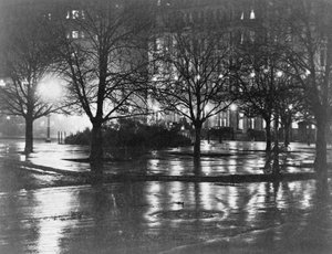 Reflets, nuit, New York, vers 1898