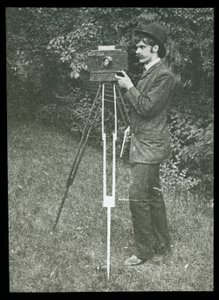 Autoportrait avec appareil photo, trépied et pistolet - Alfred Stieglitz