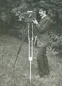 Autoportrait avec appareil photo, trépied et pistolet, 1886