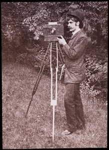 Autoportrait avec appareil photo, trépied et pistolet