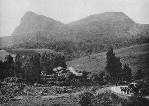 Sur la route de Hakgalla. Rocher de Hakgalla au loin, vers 1890, 1910