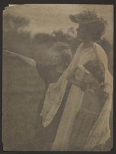 [Femme et deux enfants]