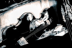 Broken String, 2018 (photographie repeinte à la main)