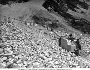 Une étape dans le travail du marbre dans les carrières près de Carrare