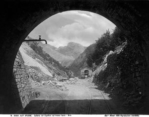 Le tunnel de Cipollaio sur la section ferroviaire Arni-Iacco dans les Alpes Apuanes, province de Lucques