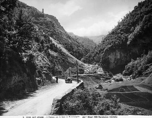 Le Pietraio (terrain pierreux) avec les carrières de Michel-Ange dans les Alpes Apuanes, dans la province de Lucques
