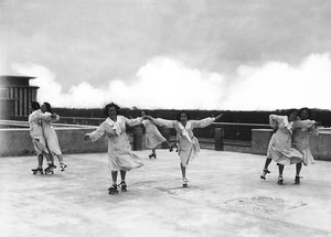 Villa Rosa Maltoni Mussolini : étudiantes pendant une leçon de patinage - Fratelli Alinari