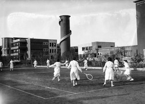 Villa Rosa Maltoni Mussolini : étudiantes pendant un match de tennis (photo n/b)