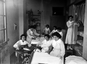 Villa Rosa Maltoni Mussolini : filles repassant et préparant le linge (photo n/b) - Fratelli Alinari