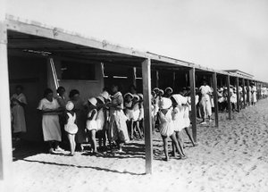 Villa Rosa Maltoni Mussolini : distribution de repas sur la plage - Fratelli Alinari
