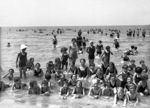 Villa Rosa Maltoni Mussolini : étudiants en colonie de vacances, posant pendant une baignade (photo n/b) - Fratelli Alinari