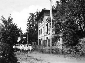 Villa Rosa Maltoni Mussolini : jeunes étudiantes en promenade