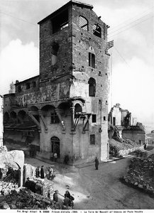 Seconde Guerre mondiale : Dégâts causés par le bombardement à la Tour Mannelli à la fin du Ponte Vecchio, à Florence. Cette photographie faisait autrefois partie de la Collection Brogi, mais appartient maintenant à la Collection Alinari (photo n/b)