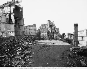 Seconde Guerre mondiale : dégâts causés par le bombardement à Borgo San Jacopo au Ponte Vecchio, à Florence. Cette photographie faisait autrefois partie de la Collection Brogi, mais appartient maintenant à la Collection Alinari