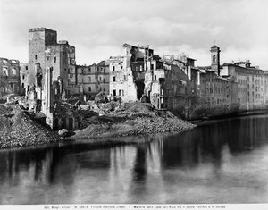 Seconde Guerre mondiale : les maisons le long du fleuve Arno, entre le Ponte Vecchio et San Jacopo à Florence, après le bombardement. Cette photographie faisait autrefois partie de la Collection Brogi, mais appartient maintenant à la Collection Alinari - Fratelli Alinari