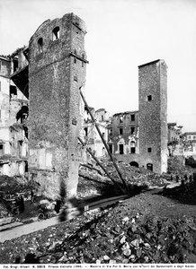 Seconde Guerre mondiale : les décombres sur la Via Por Santa Maria avec les Tours des Baldovinetti et Amidei à Florence, après le bombardement. Cette photographie faisait autrefois partie de la Collection Brogi, mais appartient maintenant à la Collection A