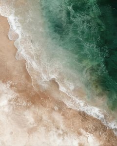 Vagues sur le rivage émeraude