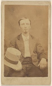 [Homme non identifié avec un bouc, assis, tenant un chapeau haut de forme de couleur claire sur le genou]. - Alphesu M. Lyons