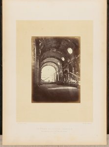 Le Palais de Justice incendié. Vue intérieure de la Salle des Pas-Perdus. - Alphonse J. Liébert