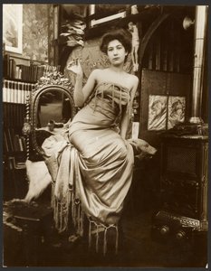 [Modèle féminin tenant une branche de laurier, Paris] - Alphonse Maria Mucha