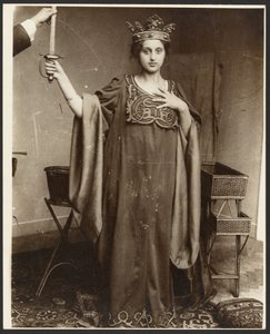 [Modèle féminin portant une couronne et tenant une épée] - Alphonse Maria Mucha