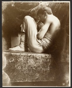 [Modèle masculin en position fœtale, Paris] - Alphonse Maria Mucha