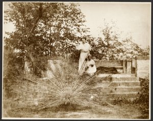 [Mme Marie Mucchová avec sa fille Jaroslava dans le parc de Zbiroh, Bohême].