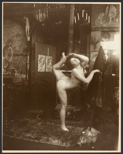 [Modèle féminin nu en ballerine, Paris]