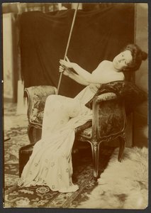 [Femme modelant sur un banc] - Alphonse Maria Mucha
