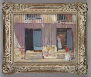 Femme marchant devant des bâtiments