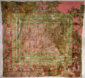 Tapis représentant des chevaux, des cavaliers, des daims et des griffons, des tumulus de Pazyryk, Ve-IVe siècle av. J.-C.