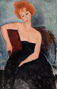 Jeune fille rousse en robe de soirée