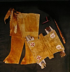 Guêtres et jambières (cuir et perles)