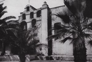 Californie : Cloches de la Mission San Gabriel, fondée en 1771, sur les pentes des collines couvertes de coquelicots près de Pasadena - American Photographer (after)