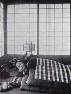 Fille endormie entre des couettes matelassées avec un oreiller en bois - American Photographer (after)