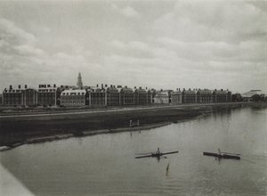 Université de Harvard : École supérieure de commerce depuis la rivière Charles - American Photographer (after)