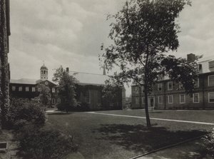 Université de Harvard : Harvard Hall ; Holden Chapel ; Mower Hall, dortoir (photo n/b)