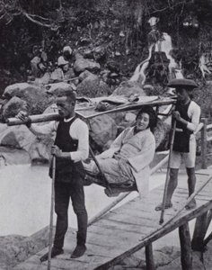 Dame japonaise traversant la rivière Daiya près de Nikko - American Photographer (after)